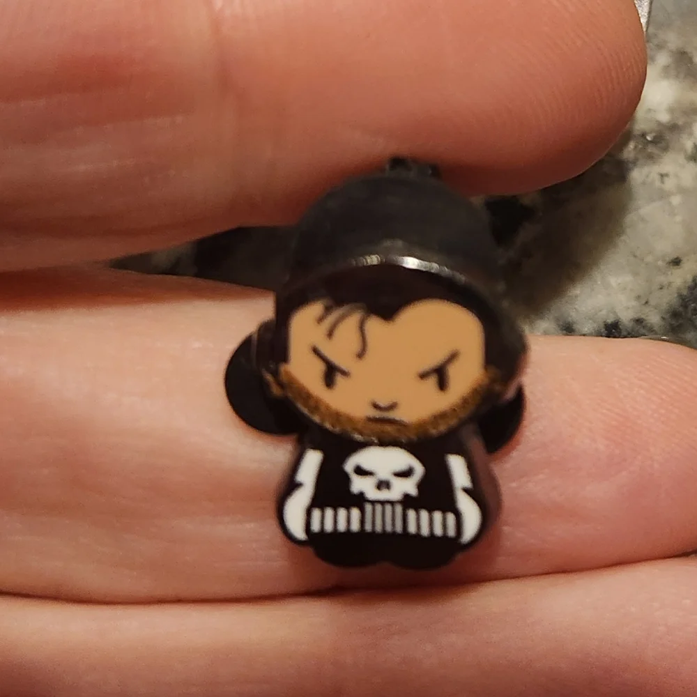 (5 For $30) Disney Pin Universal Studios Marvel Punisher Mini Pin - Picture 1 of 4